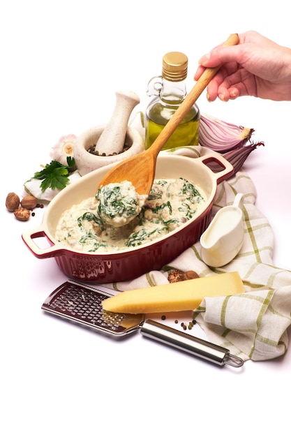 szef kuchni przygotowujący danie